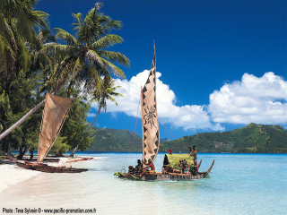 Pirogues Plage Tahiti-1.jpg